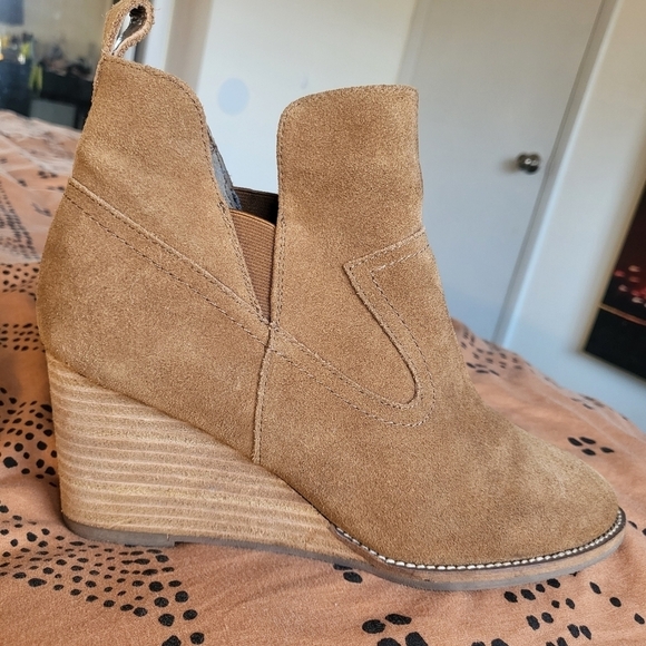 EUC Blondo Irving Waterproof Wedge Bootie Camel Tan Suede Size 8.5 - Picture 3 of 11